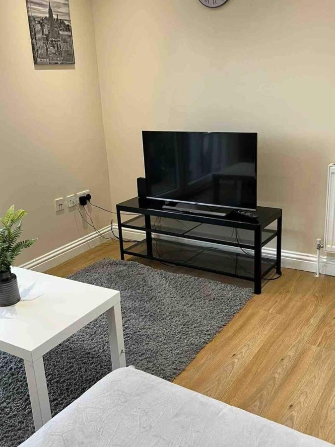 Holiday Flat In Central Slough Near To London Heathrow And Windsor With Free Car Park מראה חיצוני תמונה