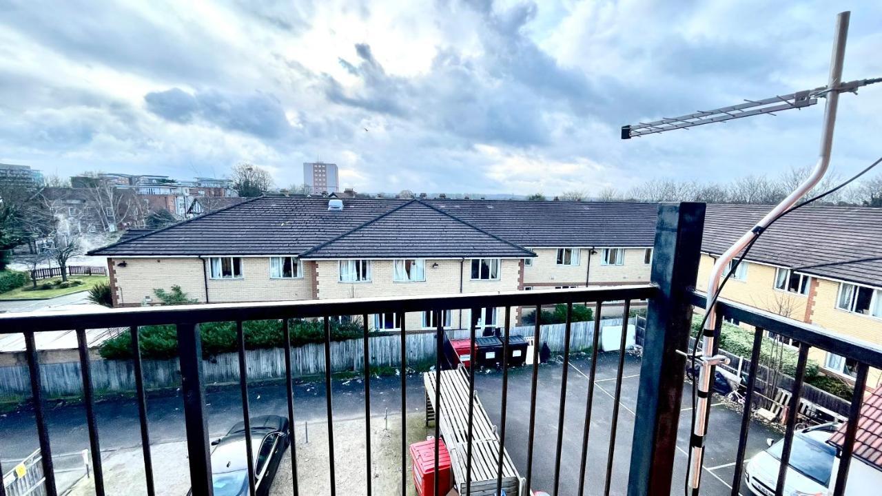 Holiday Flat In Central Slough Near To London Heathrow And Windsor With Free Car Park מראה חיצוני תמונה